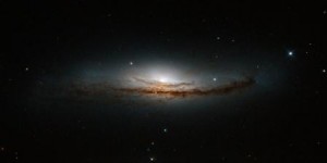Hubble teleskopundan çekilen bu görüntüde 150 milyon ışıkyılı uzaklıkta terazi takımyıldızında bir sarmal üzerinde bulunmaktadır. 