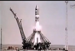 İlk insanlı uçuşu gerçekleştiren, Vostok - 1 Baykonur üssünden fırlatılmadan hemen önce.