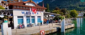İsviçre Göl Kenarında Sohbet Eden İnsanlar